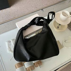 Vintage Korean-Style Women's Crossbody Tote Bag with Large Capacity <b>Zip</b> Closure and Polyester Lining All-Match Single Design - Product Image 3