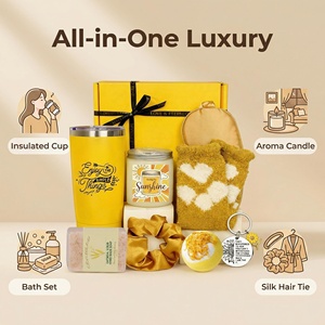 Set Regalo di Lusso Lunaire per la Cura Personale Femminile, Confezione con Tumbler, Candela e Calzini, Regalo di Compleanno Perfetto per Lei, Amica, Mamma - Product Image 2