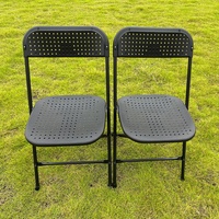Chaise pliante portable durable en acier et plastique avec trous sur le siège et le dossier pour jardin et fête