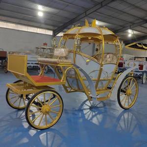 Carruaje de calabaza de Cenicienta con diseño dorado y blanco, tirado por caballos, para recepción de bodas - Product Image 5