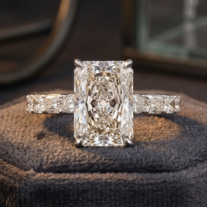 Bague de fiançailles en diamant de laboratoire taille radiant 3,50 carats certifiée IGI Couleur E VS1 Style classique pour femme plaqué or 14K Élégante - Product Image 2