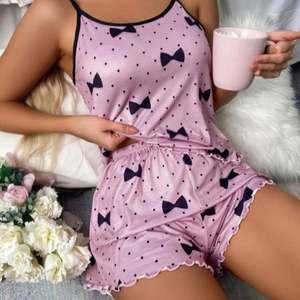 Conjunto de Pijama Sexy para Mujer I-0443, Estampado de Corazones y Lazos, Camiseta sin Mangas y Pantalones Cortos Suaves, Ropa de Dormir Linda - Product Image 4