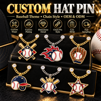 En gros, épingles de casquette de baseball personnalisées en métal émaillé, avec breloques à double chaîne dorées, motifs mascotte d'équipe de baseball (Loup, Requin, Ours, Renard)