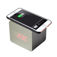 Draagbare mini-kubus houten LED slimme klok creatieve huisdecoratie voor draadloze mobiele telefoonoplader voor kantoor of woonkamer