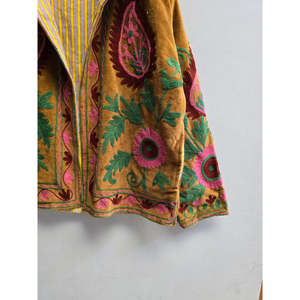 Veste pour femme en velours marron moutarde brodée de fleurs, avec motifs cachemire rose et botaniques verts, à manches longues, style bohème - Product Image 3