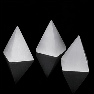 Mundo de cristales Feng Shui, pirámide de <span class=keywords><strong>selenita</strong></span> grabada - Product Image 4