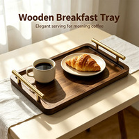 Plateau de service rectangulaire en bois poli naturel avec poignées métalliques robustes pour le petit-déjeuner au lit et le café du matin