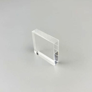 Khối Acrylic một hình khối hình chữ nhật acrylic với cảm giác mờ cao cấp và rõ ràng, có các cạnh và góc riêng biệt. - Product Image 6
