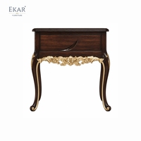 Table de chevet en noyer doré Heritage |   Table de chevet classique française de luxe avec rebord sculpté - EKAR