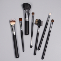 Ensemble de 7 pinceaux de maquillage Dongshen en poils de chèvre et de poney avec manches en bois noir, pinceau plat inclus pour un usage quotidien