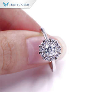 Anillo de Moissanita Plateada con Halo Tianyu, Joyería Nupcial de Lujo para Compromiso y Ceremonias de Boda - Product Image 3