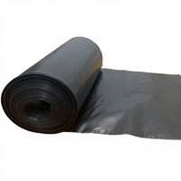 Rouleau de bâche en polyéthylène souple translucide imperméable pour protection contre les projections et barrière anti-vapeur dans les projets de construction et de rénovation.