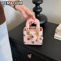 Sac à main mini en daim à pois sur mesure avec breloque nœud, bandoulière et anneau doré pour femme, idéal pour les tenues quotidiennes et les soirées
