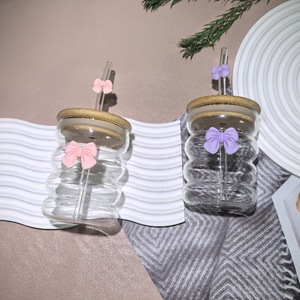 Graziosa Tazza in Vetro Resistente alle Alte Temperature con Fiocco e Cannuccia Creativa per Uso Domestico, Coperchio in Bambù per Succhi, Bevande, Latte e Tè - Product Image 3