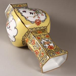 Vaso in Porcellana Cinese della Dinastia Qing, Dipinto <span class=keywords><strong>con</strong></span> Smalto Giallo e Dettagli Dorati, Decorazione Antica Esagonale <span class=keywords><strong>con</strong></span> <span class=keywords><strong>Fiori</strong></span> e Uccelli - Product Image 5