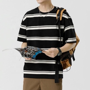 เสื้อยืดโอซิซาแฟชั่นผู้ชาย ลายทางหลวมๆ สไตล์ฤดูร้อน เสื้อคอกลม ผ้าฝ้าย 57.6% เสื้อยืดลำลองแขนสั้นสำหรับวัยรุ่นชาย - Product Image 2