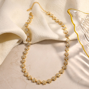 Collier avec pendentif fleur en acier inoxydable plaqué or 18 carats, minimaliste, luxueux, à porter au quotidien - Product Image 2