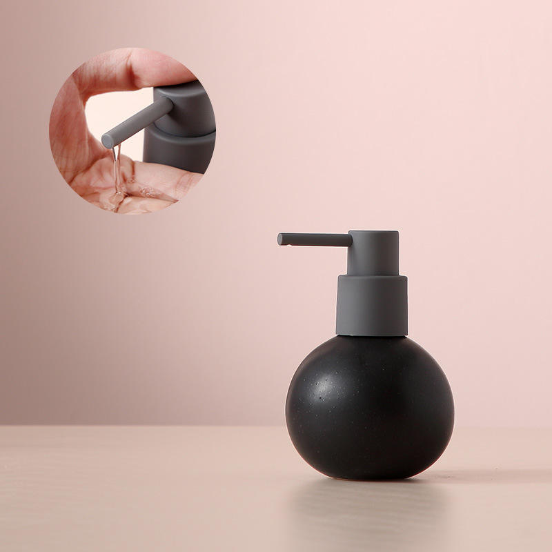 Tête de pompe noire en forme d'étoile de lotion pointant vers le bas