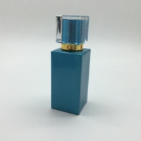 Flacons de parfum en verre coloré personnalisés avec bouchon à vis, logo sérigraphié, forme rectangulaire, fond carré, diffuseur à roseaux