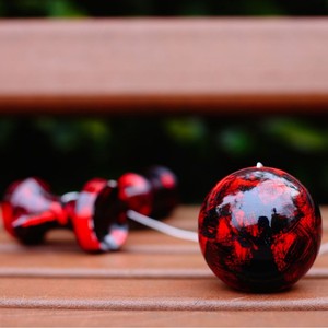 Jouets éducatifs Kendama japonais en bois, style épée, avec balle de compétence rouge motif graffiti, en jade, pour le marché international - Product Image 3