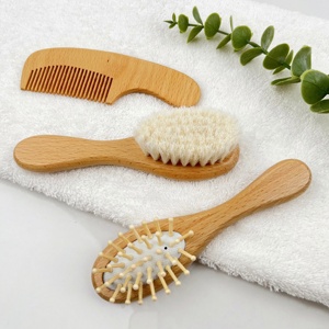 Set <span class=keywords><strong>de</strong></span> Cuidado del Cabello <span class=keywords><strong>para</strong></span> Bebés <span class=keywords><strong>de</strong></span> Madera <span class=keywords><strong>de</strong></span> Haya <span class=keywords><strong>de</strong></span> Alta Calidad con Logotipo Personalizado, Cepillo <span class=keywords><strong>de</strong></span> Masaje con Cerdas <span class=keywords><strong>de</strong></span> Pelo <span class=keywords><strong>de</strong></span> Cabra Natural Suave, <span class=keywords><strong>Kit</strong></span> <span class=keywords><strong>de</strong></span> Peine <span class=keywords><strong>para</strong></span> Recién Nacidos - Product Image 1