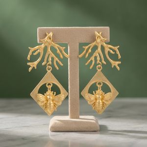 Boucles d'oreilles pendantes Abeille Corail Doré Mat à Branches, Cadre Diamanté, Abeille Sculptée, en Laiton Plaqué Or 18K, pour Mariage et Fiançailles - Product Image 3