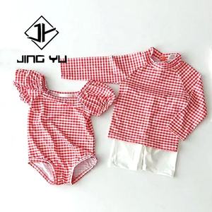 Traje de Baño de 3 Piezas de Alta Calidad, Traje de Baño Infantil Econyl con Estampado de Lunares, Diseño de Una Pieza con Capucha - Product Image 1