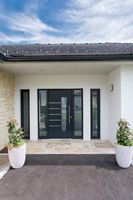 Porte d'entrée moderne en aluminium avec fenêtres latérales, bandes décoratives, isolation thermique et sécurité antivol