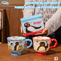 Vente en gros de tasses à café en céramique faites à la main avec un motif mignon Pingu, poignée irrégulière, tasse à eau, cadeau pour couple, tasses pour la maison et le bureau