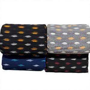 Tissu en coton Ikat tissé à la main, motif géométrique traditionnel, poids moyen, pour vêtements féminins - Product Image 1