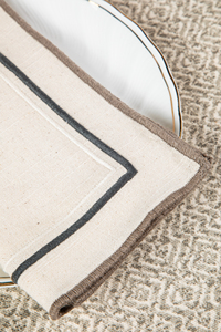 Ferme française coton flammé carré serviette de table broderie minimaliste point de Pico détaillant dans des tons naturels en gros - Product Image 3