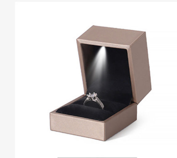 Caja de anillo con luz LED