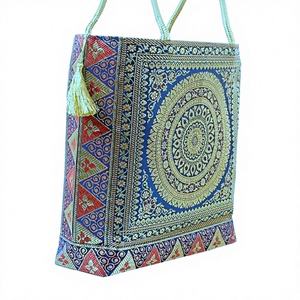 Sac fourre-tout décontracté en soie brocart pour femme, nouveau modèle élégant et tendance, avec pompon décoratif et fermeture éclair – un best-seller intemporel - Product Image 1