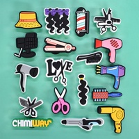 Vente en gros de breloques de chaussures en pvc, sèche-cheveux en caoutchouc souple, série de coiffure, décorations de boucles de créateur pour chaussures et sabots