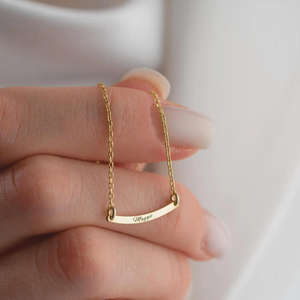 שרשרת מפלדת אל-חלד עמידה בפני כתמים, עם תליון מותאם אישית בצורת מוט מעוקל, עם אפשרות לחריטה של מילים, שם, קואורדינטות ותאריך. - Product Image 3