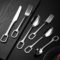 Ensemble de couteau, fourchette et cuillère en acier inoxydable 304 avec design minimaliste moderne, finition miroir et anneaux de suspension