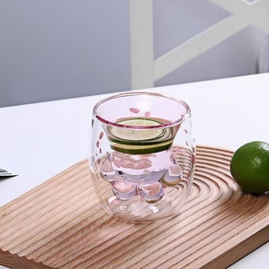 Copo Térmico de Vidro Cristal Duplo com Padrão de Natal Vitoriano em Forma de Pata de Gato com Decoração de Pétalas Rosas para Bebidas em Casa - Product Image 3
