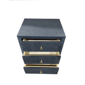 โต๊ะข้างเตียงไม้เนื้อแข็งแบบใหม่ ดีไซน์ทันสมัย พร้อมช่องเก็บของและผ้าหุ้มสำหรับบ้าน - Product Image 2