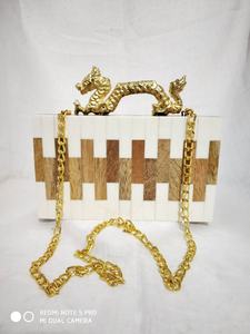 Dernier modèle de sac de soirée en bois à double poignée en résine Accessoires de mode perlés pour femmes à la mode - Product Image 5