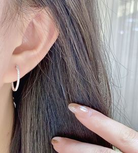 Pendientes de Aro Huggie de Oro Blanco de 18K con Diamantes Naturales de 0.60ct, Corte Brillante Redondo, Estilo Clásico para Uso Diario, 14.5mm, para Mujer, Marca Xinfy - Product Image 4