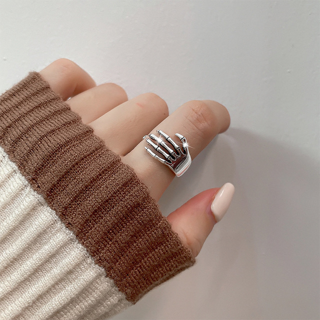 Men's Vintage Cast Skeleton Hand Ring Exaggerated Personality Alloy Ghost Hand Ring for Gift or Party