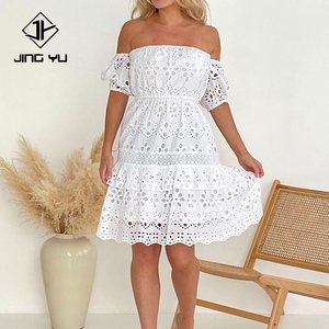 Robe courte blanche ajourée brodée à épaules dénudées, tendance, en coton 100% personnalisable, vente en gros - Product Image 1