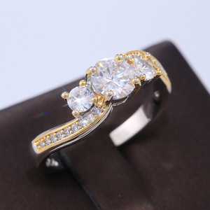 Anello di Fidanzamento F244 per Donna in Oro Massiccio 18K con Diamante Taglio Brillante Rotondo Colore G Naturale e Diamanti Laterali - Product Image 2