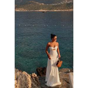 Vestido Elegante Blanco sin Tirantes para Usar sobre Trajes de Baño - Product Image 3