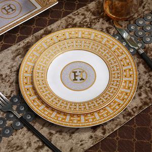 Vente en gros de coffrets cadeaux luxueux Mosaïque dorée Europe de l'Ouest Porcelaine osseuse Assiette Assiettes de mariage Ensemble de fête jetable - Product Image 2