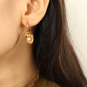 ต่างหูรูปทรงดอกไม้ประดับมุกสำหรับผู้หญิงสวมใส่ทุกวันสีทอง EH756WEG - Product Image 4