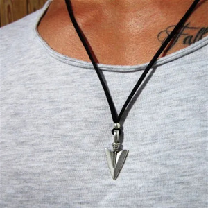 Collar de Flecha Triangular Vintage para <span class=keywords><strong>Hombre</strong></span>, Collar Vikingo con Punta de Flecha, Collar de <span class=keywords><strong>Cadena</strong></span> Larga para <span class=keywords><strong>Hombre</strong></span>, Joyería de Aleación Plateada - Product Image 1