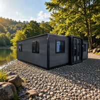 Ces maisons conteneurs légères et pliables peuvent être installées rapidement et personnalisées en couleur, avec un design moderne de style médiéval.