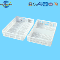 Plateau de séchage en plastique maillé empilable, de qualité alimentaire, recyclable, utilisé dans l'industrie confectorieuse pour les égouttoirs.