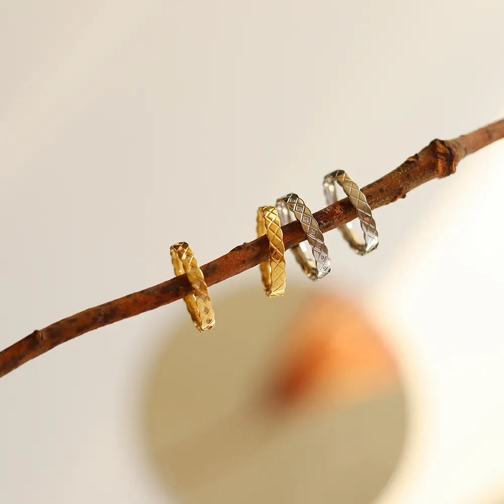เครื่องตรวจสอบเพชรไมโครเพทายวงแหวนหน้ากว้างขนาดเล็ก18K แหวนทองขนาดเล็กกันน้ำเครื่องประดับแหวนสแตนเลส